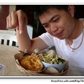 不太好吃的印尼風味自助餐，阿包先生指著午餐說：這就是我的午餐嗎？哈哈，不用取笑他。我吃的看起來也沒有差多少。