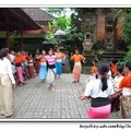 烏布皇宮前，許多小朋友都很專心的在學傳統舞蹈。年紀小小，跳舞的神韻不輸大人