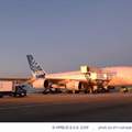 AirBus A380 於停機坪裝卸貨物中