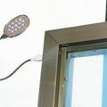 工研院研發的太陽能窗，可將光能傳導到窗邊太陽能電池中。 記者修瑞瑩／攝影