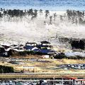 日本宮城縣名取市一個住宅區十一日遭海嘯衝擊，巨浪淊天，瞬間吞沒房舍。（路透）