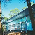 澳洲建築師穆卡特設計的住宅皆不設冷暖氣，靠百葉窗與網紗調節氣溫。圖為位於澳洲新南威爾斯的「辛普森‧李之家」。圖／北美館提供