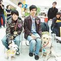 導聾犬Ally（左）昨天在眾人祝福下和主人羅順禹（左）「配對」成功；右為導盲犬Rhys和牠的主人。記者董俞佳／攝影