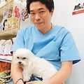 十四年來，手機廿四小時不關機的愛心獸醫師張簡明芳，抱著他的愛犬「棉花糖」。記者林政忠／攝影