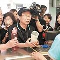 環保署長沈世宏（左二）昨天與台北市環保局長吳盛忠（左）帶著環保杯，到許多商家購買飲料，並宣導自備飲料杯優惠新方案。記者潘俊宏／攝影