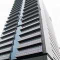 京瓷公司位於京都總部大樓，外牆和屋頂都裝設太陽能板發電，每年節省一成電力。 記者潘俊宏／日本攝影