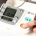 ●量血壓 DIY３：按鍵量血壓，並記錄血壓值。記者陳立凱／攝影