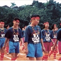 運動會-1
這是國中一年級的化妝遊行運動會
跳的曲目是「施孝榮的『拜訪春天』！」
我們班扮的是山地人，不賴吧！
還得獎哩~(1996/12/19)

