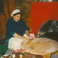 土耳其婦女用傳統烤爐製作羊肉煎餅Gözleme