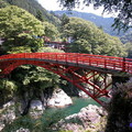 登龍橋在三峰口駅往三峯神社的路上，沿途山林溪谷，巨木夾道，風景頗有靈氣之美。