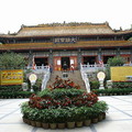 大雄寶殿是寶蓮禪寺的主殿，外觀雄偉莊嚴，殿內供奉代表前世、今生及來世3座佛像，是香港最大的廟宇
