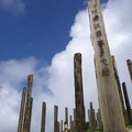 心經簡林的木柱全數共38條，每條高約8至10 米，配合山形地勢來安放，並依經文順序排成「∞」字，象徵「無限」、「無量」，以示宇宙人生變化無定的道理