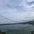 青馬大橋全長度為2.2 公里，連接大嶼山與香港島，是全球最長的行車及鐵路吊橋

