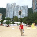 淺水灣是位於香港島南部的海灘，灘面寬闊而且沙細水清，著名的「淺水灣109號 」大廈獨特的開洞式建築外形，曾獲建築獎項
