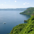 瞰湖台 為欣賞十和田湖景觀的最佳地點 ，眼下的中湖、御倉山的斷崖，以及行駛湖中的遊覽船都盡收眼底