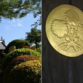 鉢伏山(1929M)位於松本市的東南方，牛伏寺就座落在此山海拔約1000m的幽靜之地。進山門後看到門板上頗為亮眼的徽紋