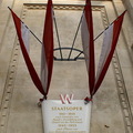 在維也納市區經常可看到這種W形狀的紅白旗幟。這是維也納市觀光局所制定的標示，代表具歷史意義的觀光點。不過，說也好笑，在舊城區幾乎走兩三步就會看到此標示
