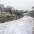 貫穿公園中央的維也納河都已結冰，因此在冬季公園裡是看不到活水噴泉