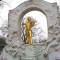 約翰・史特勞斯金像的周圍是大理石製的拱門，象徵多瑙河的綿流，宛如《藍色多瑙河》的曲子悠揚的貫穿整個公園

