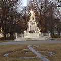 皇宮公園的一角矗立著莫札特雕像，雕像前面原本栽種著季節花卉裝飾的音府符，冬天看起來有些蕭瑟