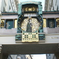 安卡時鐘 (Anker Clock)由1913年報時至今，每逢整點時，就有一組奧地利皇帝或歷史名人的人偶在管風琴的樂聲中現身。特別是在中午，12 名人偶會一個接一個地繞道鐘面遊行，此刻也是霍爾市場聚集最多遊客的時候