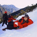 終於到圈谷之底，除了雪景美外。這裡的雪特別柔軟，躺在上面感覺非常舒服。你可曾想過，可以豪爽的躺在「台灣的雪地上」嗎?
