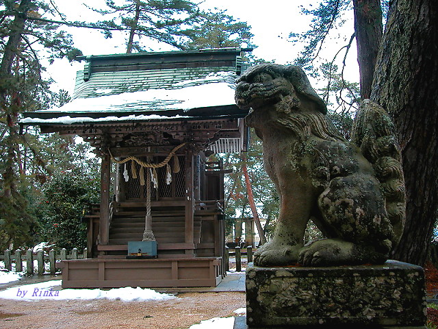 天橋立神社別稱「橋立明神」，是沙洲上最大的神社。主祭神為豊受大神、大川大明神、八大龍王（海神）。