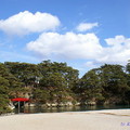 雄島以一朱紅色渡月橋與陸地相連，此地同時也列為「 日本の白砂青松100選 」
