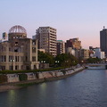 原爆ドーム位於廣島城西南端的太田川畔 (由相生橋上眺望的遠景)