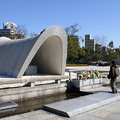 原爆死歿者慰靈碑，座落於平和紀念公園正中央的位置，在土俑下方的石室，收藏紀錄22萬餘名犧牲者的名冊