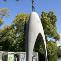 原爆之子像又稱千羽鶴之塔設立於西元1958年，是平和紀念公園的另一個代表作
