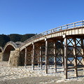 錦帶橋橫跨於山口県最大河川的錦川(寬200ｍ)之上，是全長193m，木造的五段拱形橋，由四個石造的橋墩支撐，以優美的錦帶狀一直連結到對岸 (渡橋料：大人300円　小人150円)
