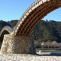 錦帶橋最初是由岩國城3代藩主吉川廣嘉，於西元1673年所建造的，曾經 2 度遭洪水流失，現在的橋是1953年再興建的