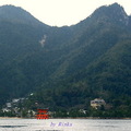 由船上可看到海中鮮紅色的大鳥居，其背景為宮島的主峰 - 弥山(530m)
