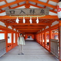 嚴島神社是一個寬4m、總長280m的迴廊連結而成的建築物，參觀者統一由東迴廊入口進入