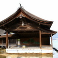 能舞台突出於西迴廊外的海面，是日本唯一浮在海面的能舞台，目前為日本5個被指定為國之重要文化財的能舞台之一。現在的舞台是藩主浅野氏於1680年所建立的