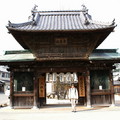 大願寺的山門，上面掛著正式名號「亀居山」方光院大願寺