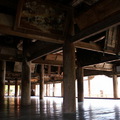 雖名為「千疊」，但實際只有857疊，其樑上掛滿了過去奉納給嚴島神社的繪馬，天花板能看到未完成的建築作工