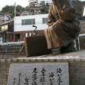 著名小說家林芙美子(1903~51)的雕像就在商店街的入口處。當時她提著一只時髦的傘與旅行箱由東京回到故里，眺望著尾道之海，思索著自已的青春歲月，而後完成了代表作是自傳小說「放浪記」