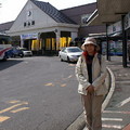 松山駅的正門採用木造花紋設計的三角形屋頂，是松山市的交通中心