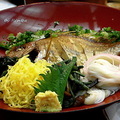 「鯛魚素麵」套餐是「五志喜」的招牌菜，五色冷麵再配上一整尾愛媛縣有名的浜燒鯛魚，可同時享用兩種在地名物
