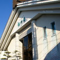 「椿の湯」是道後溫泉的分館，1953年在 L型溫泉街的一角建成，1984年改建為現在白牆土瓦的仿古建築
