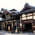 「道後溫泉本館」是建於1894年建築物，是第一個被指定爲日本重要文化遺產的公共浴場