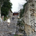 伊佐爾波神社的參道是一條長長的石階
