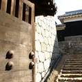 一ノ門屬於高麗門是松山城本壇入口之門，一ノ門到後面的 二ノ門南櫓稱為虎口

