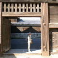 内庭入口的櫓門配置的是「筋鉄門」，是天守最後的防線。内庭屬於天守的玄関，這是連立式天守的特徴