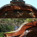 賢木門有一唐破風混合千鳥破風的檜皮屋頂，是一個優麗温雅様式的另類鳥居