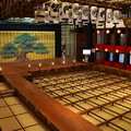 此歌舞伎場是仿造大阪道頓堀的大西芝居(後來的浪花座)而建的，參觀日本最古老的歌舞伎院，可以體驗昔日歌舞劇場內部的情形，現場有專人解說，入場料: 300 yen