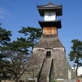 「高燈籠」建於1860年、高約28m，號稱是日本最高的灯籠。據說當時夜間航行於瀬戸内海的船舶都可看見此灯籠的燈火，是指引前來金刀比羅宮參拜的目標灯
