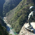 「小便小僧」就在祖谷溪最險峻的七曲段上方，一塊突出於懸崖、距離溪谷200多米高的岩石上，即使只是從這裡往下瞥一眼，都會令人腿腳打哆嗦